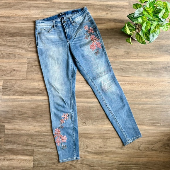 Nine West Gramercy Skinny Light Wash Mid Rise Floral Embroidery - Size 6 - Picture 2 of 9